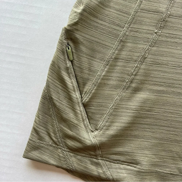 Athleta Pacifica Illume Fitted Olive Half Zip
UPF 50+ Short Sleeve Rashguard - Picture 5 of 10